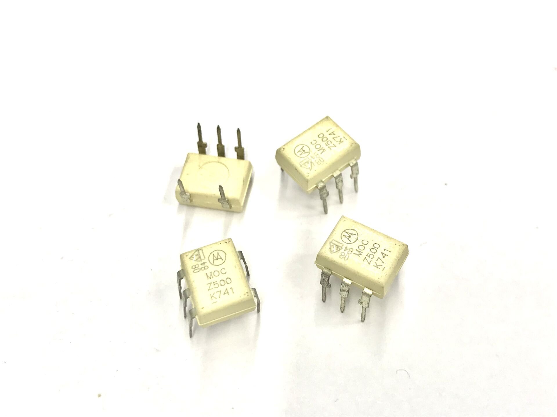 MOCZ500 - MOC500 - OPTOISOLATOR - OPTOISOLATOR ZERO CROSS TRIAC OUTPUT