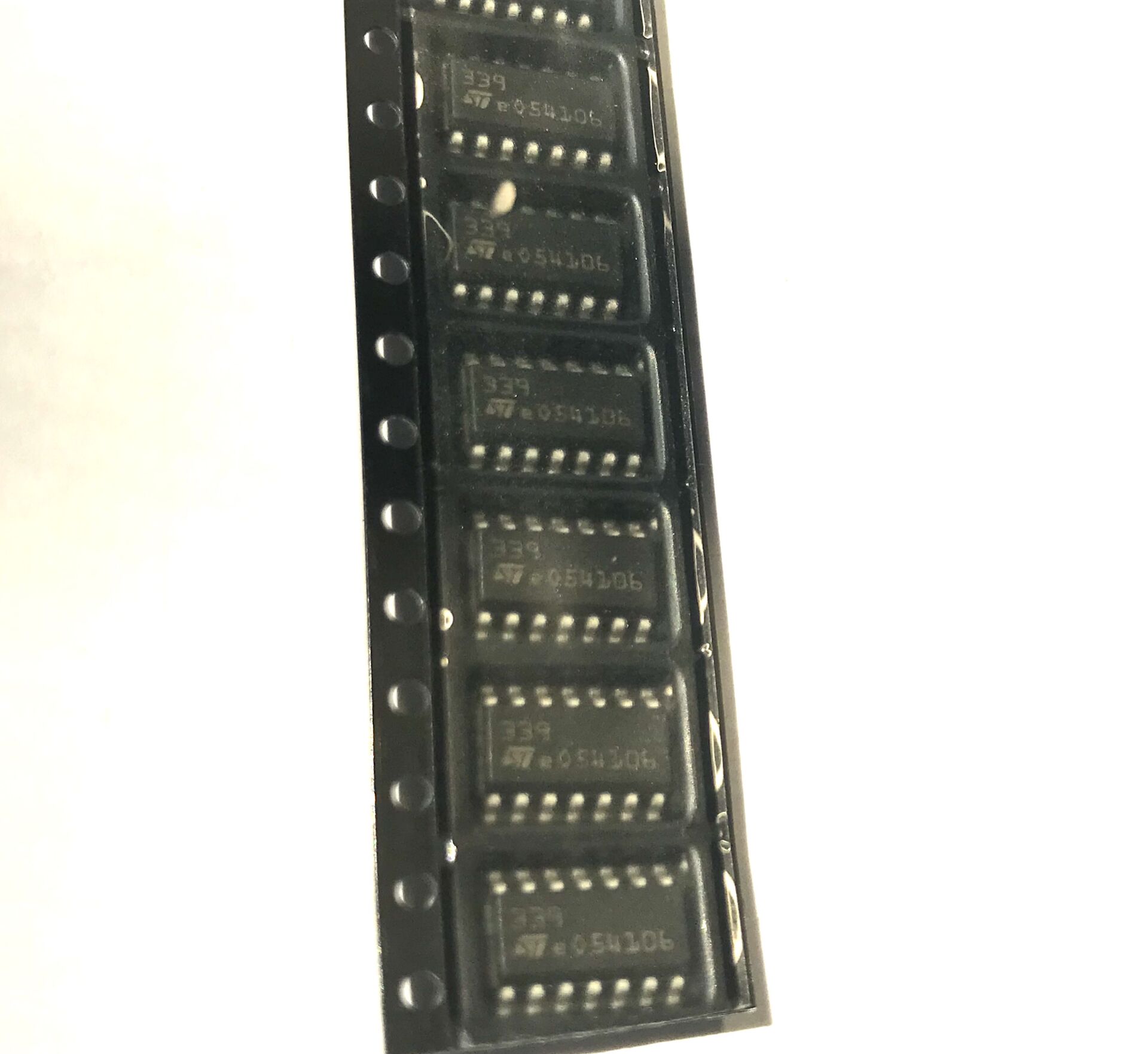 LM339 - LM339DT - LM339D SOIC14 - Quad Differential Comparators